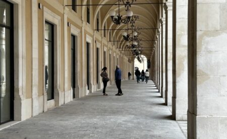 Il centro ritrova i portici: rimosse le impalcature dal Quarto Cantone