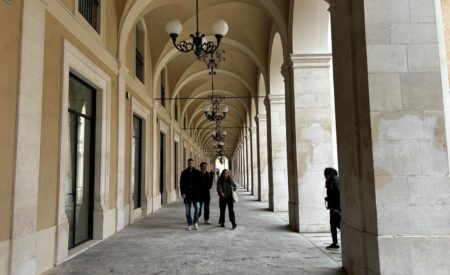 L’Aquila: torna la vita sotto i portici, in tanti a passeggio nel tratto riaperto