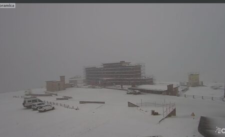 Arriva la prima neve in quota a Campo Imperatore